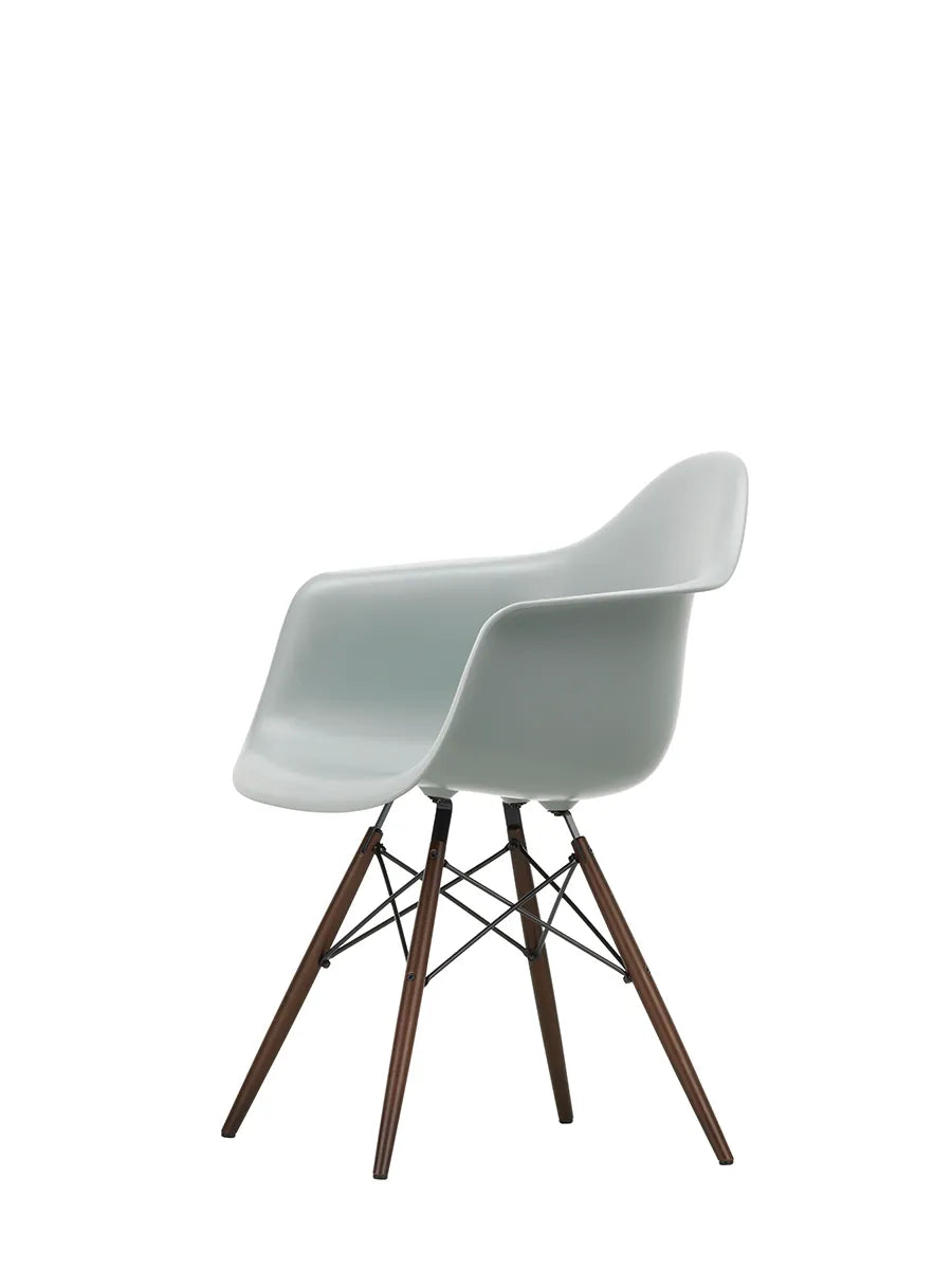 Eames Plastic Armchair DAW, mørkbejdset ahorntræ fra Vitra
