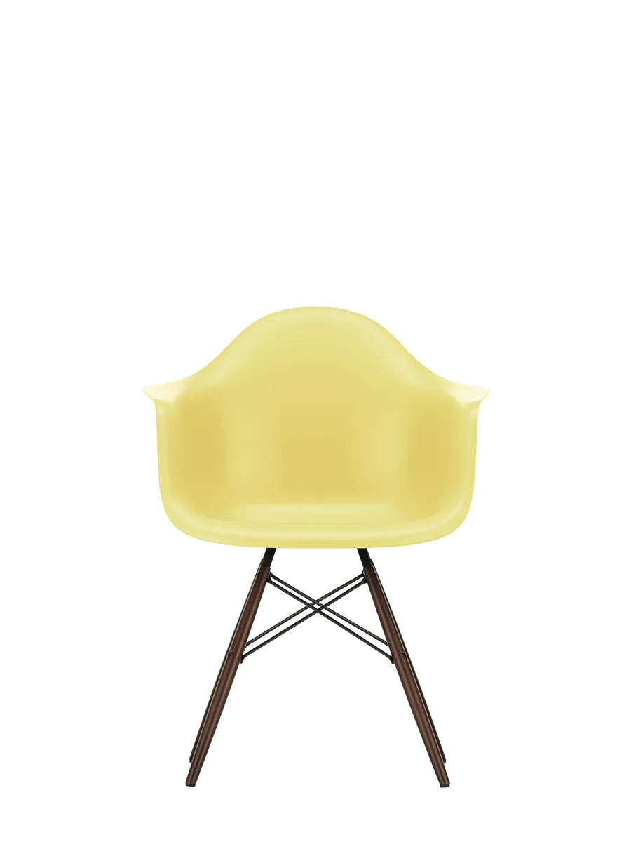 Eames Plastic Armchair DAW, mørkbejdset ahorntræ fra Vitra