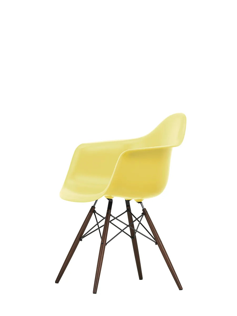 Eames Plastic Armchair DAW, mørkbejdset ahorntræ fra Vitra