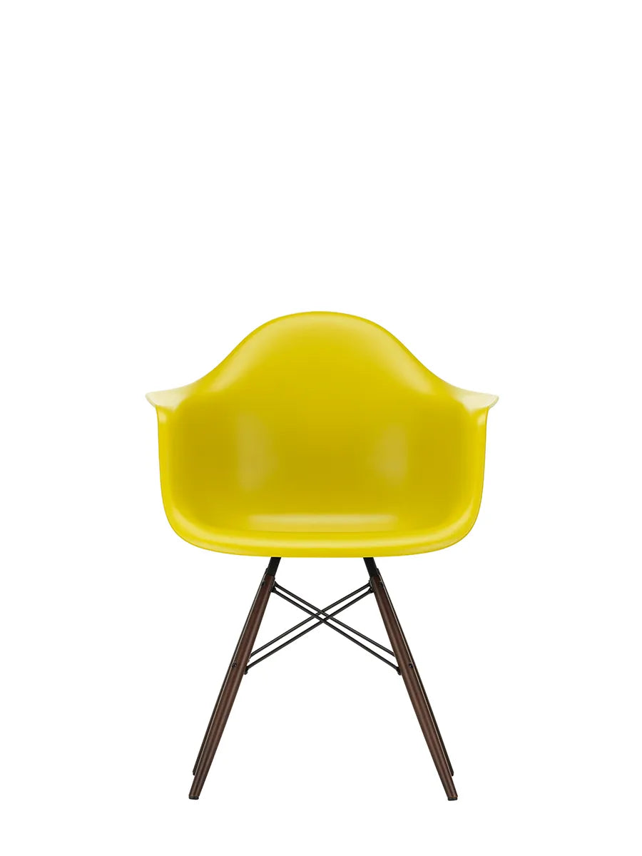 Eames Plastic Armchair DAW, mørkbejdset ahorntræ fra Vitra - Mustard - Jacobsen Plus