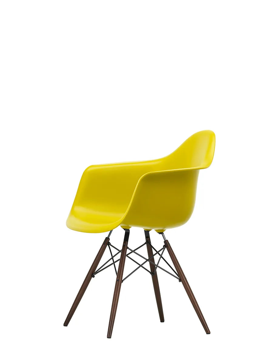 Eames Plastic Armchair DAW, mørkbejdset ahorntræ fra Vitra