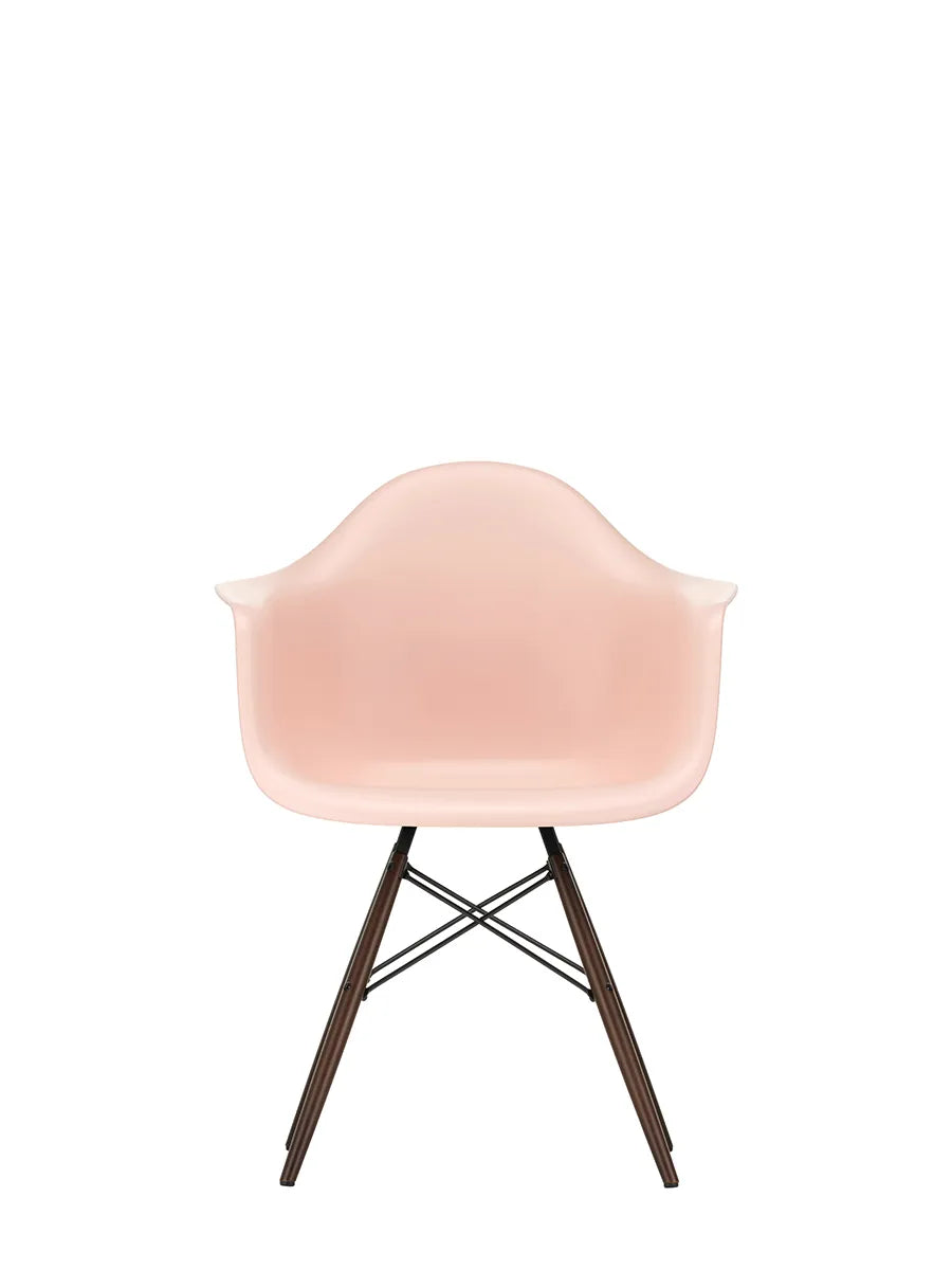 Eames Plastic Armchair DAW, mørkbejdset ahorntræ fra Vitra