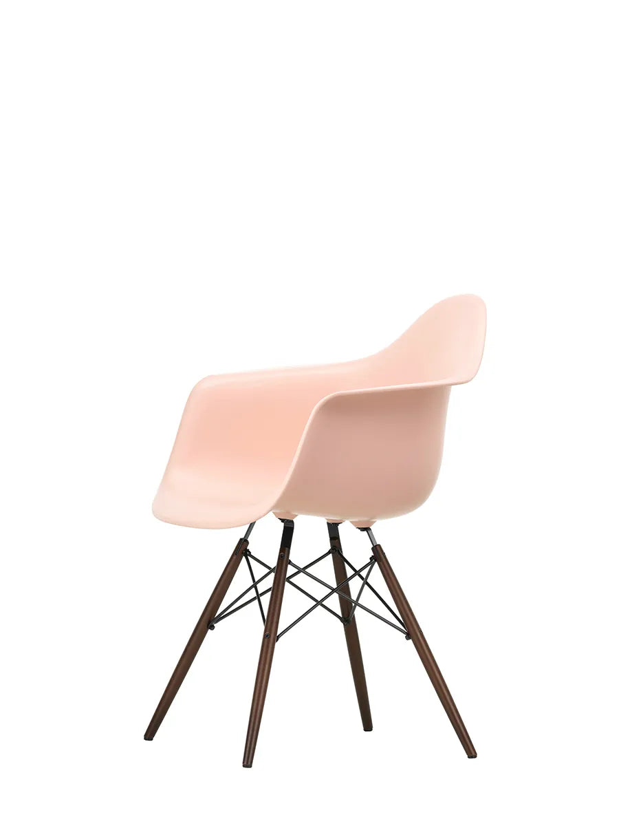 Eames Plastic Armchair DAW, mørkbejdset ahorntræ fra Vitra