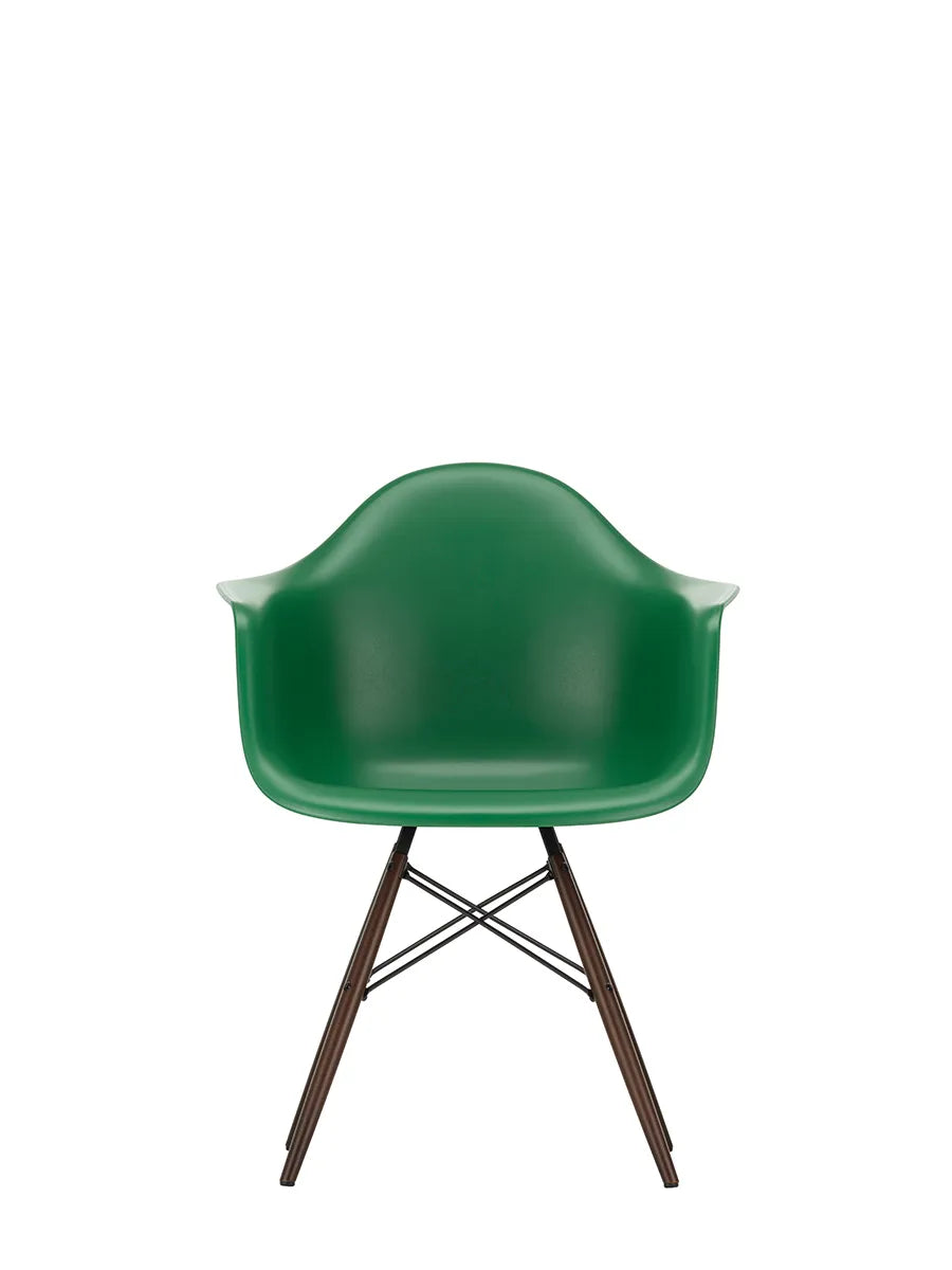 Eames Plastic Armchair DAW, mørkbejdset ahorntræ fra Vitra