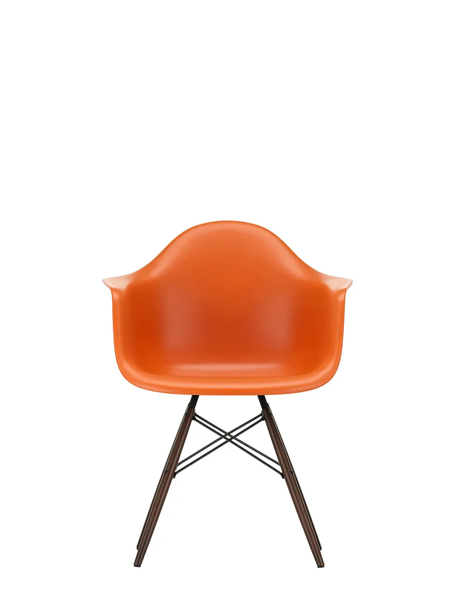 Eames Plastic Armchair DAW, mørkbejdset ahorntræ fra Vitra