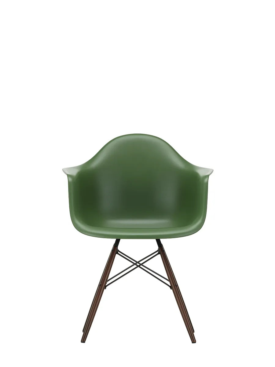 Eames Plastic Armchair DAW, mørkbejdset ahorntræ fra Vitra