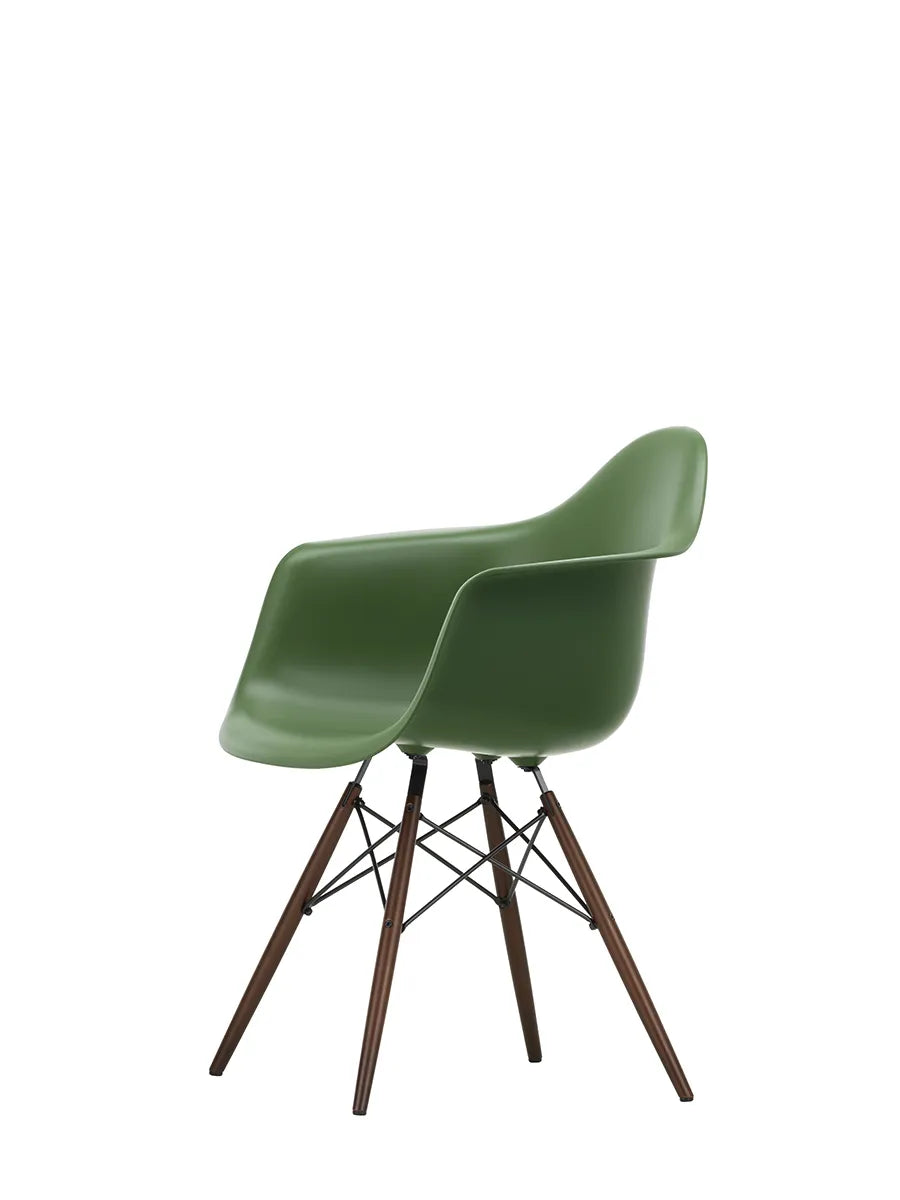 Eames Plastic Armchair DAW, mørkbejdset ahorntræ fra Vitra