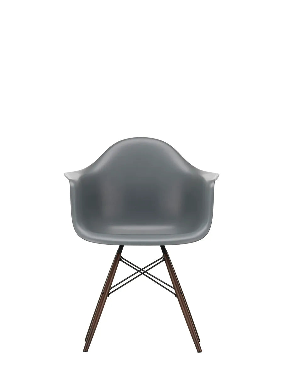 Eames Plastic Armchair DAW, mørkbejdset ahorntræ fra Vitra - Granite grey - Jacobsen Plus