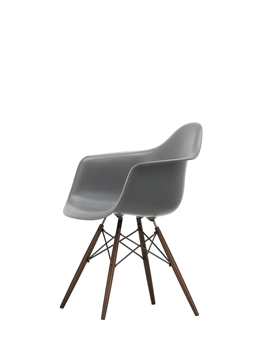 Eames Plastic Armchair DAW, mørkbejdset ahorntræ fra Vitra