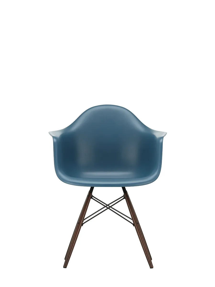 Eames Plastic Armchair DAW, mørkbejdset ahorntræ fra Vitra