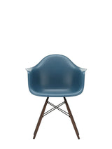 Eames Plastic Armchair DAW, mørkbejdset ahorntræ fra Vitra - Sea blue - Jacobsen Plus