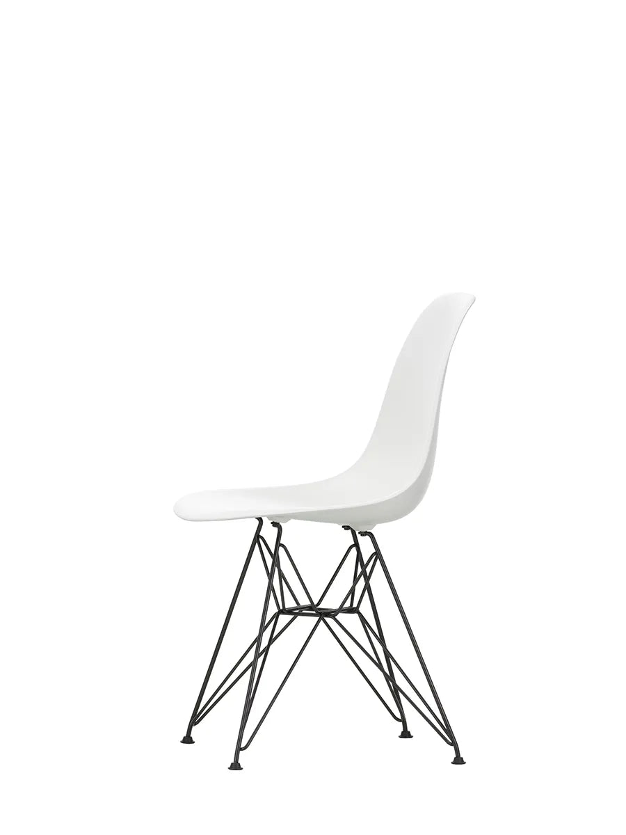 Eames Plastic Side Chair DSR, sort pulverlakeret fra Vitra