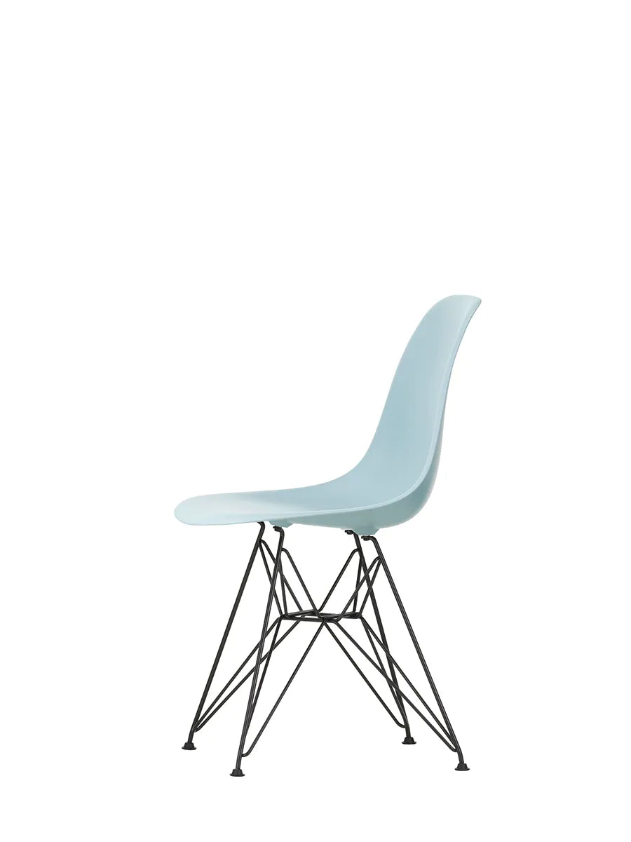 Eames Plastic Side Chair DSR, sort pulverlakeret fra Vitra