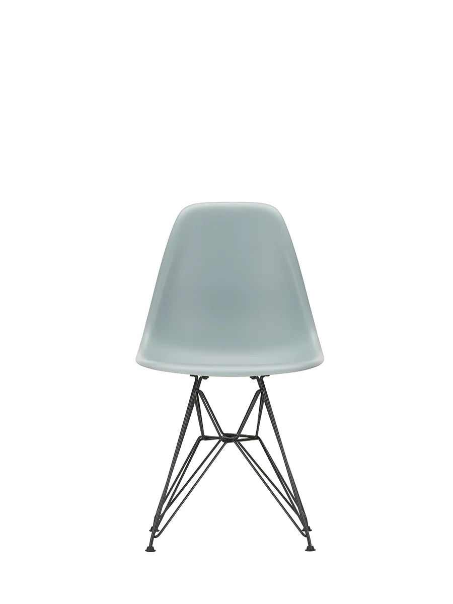 Eames Plastic Side Chair DSR, sort pulverlakeret fra Vitra