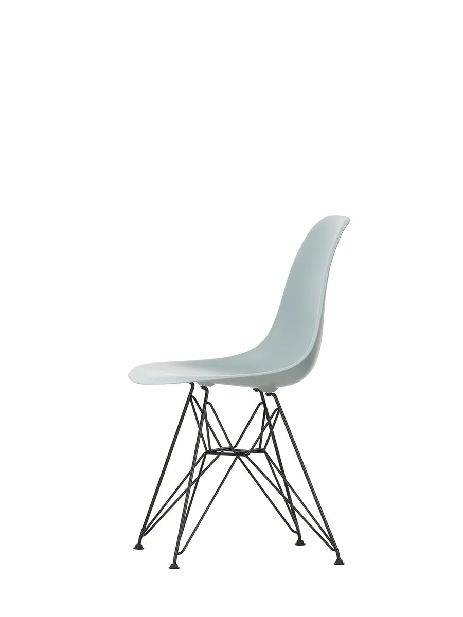 Eames Plastic Side Chair DSR, sort pulverlakeret fra Vitra