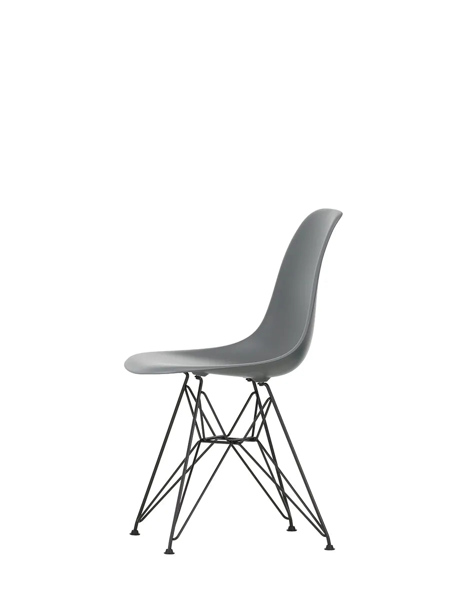 Eames Plastic Side Chair DSR, sort pulverlakeret fra Vitra