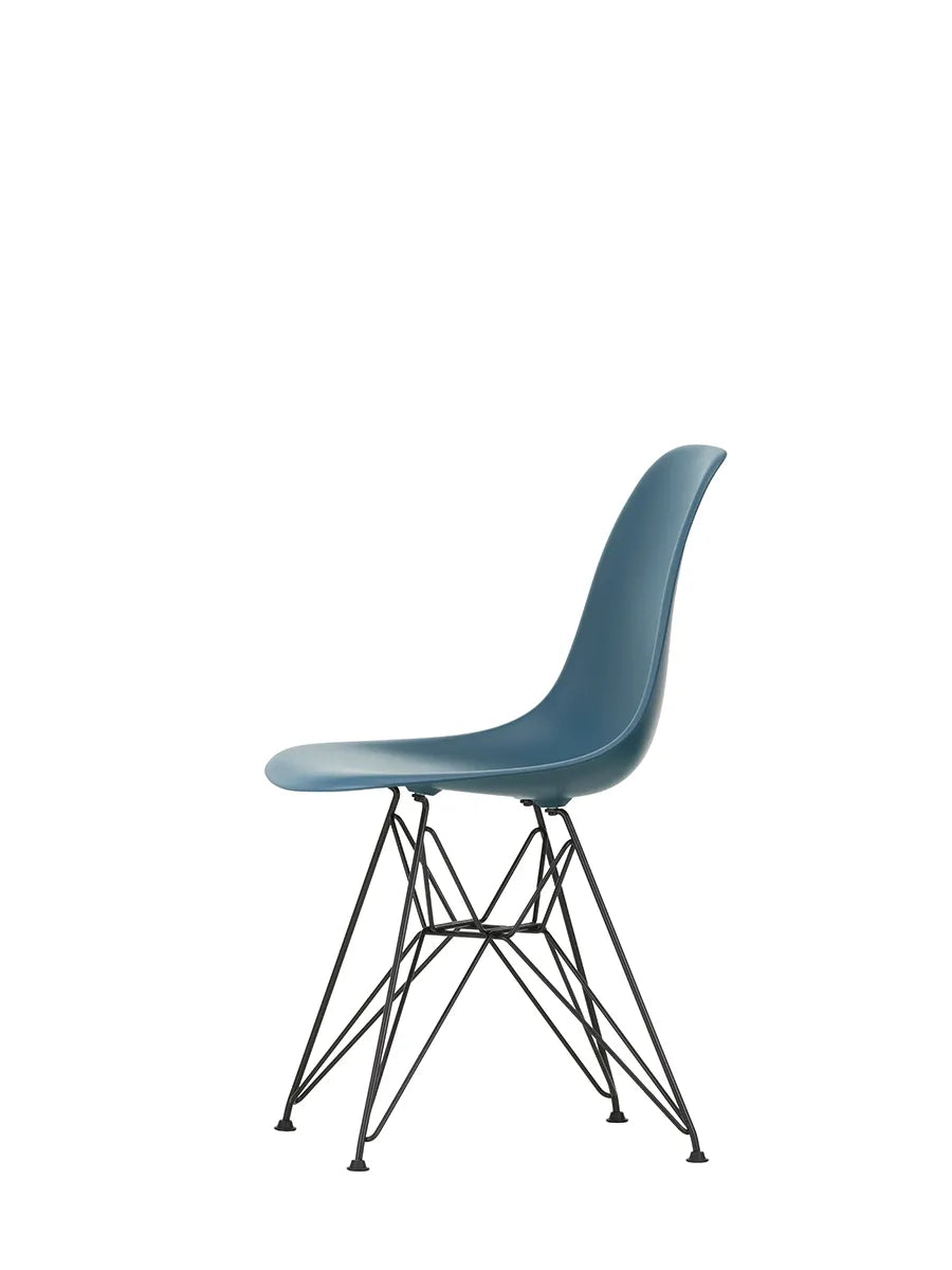 Eames Plastic Side Chair DSR, sort pulverlakeret fra Vitra