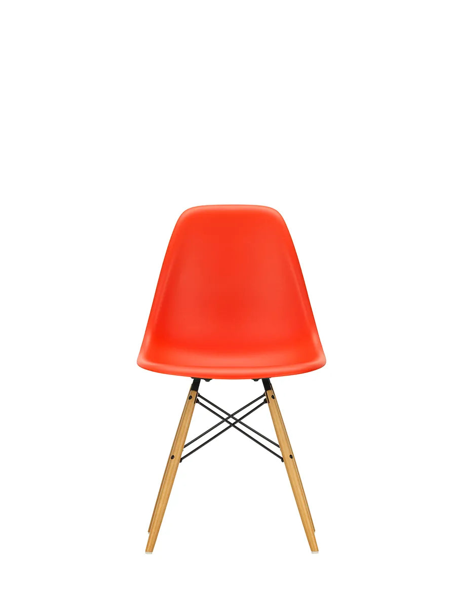 Eames Plastic Side Chair DSW, ahorntræ fra Vitra - Poppy red - Jacobsen Plus