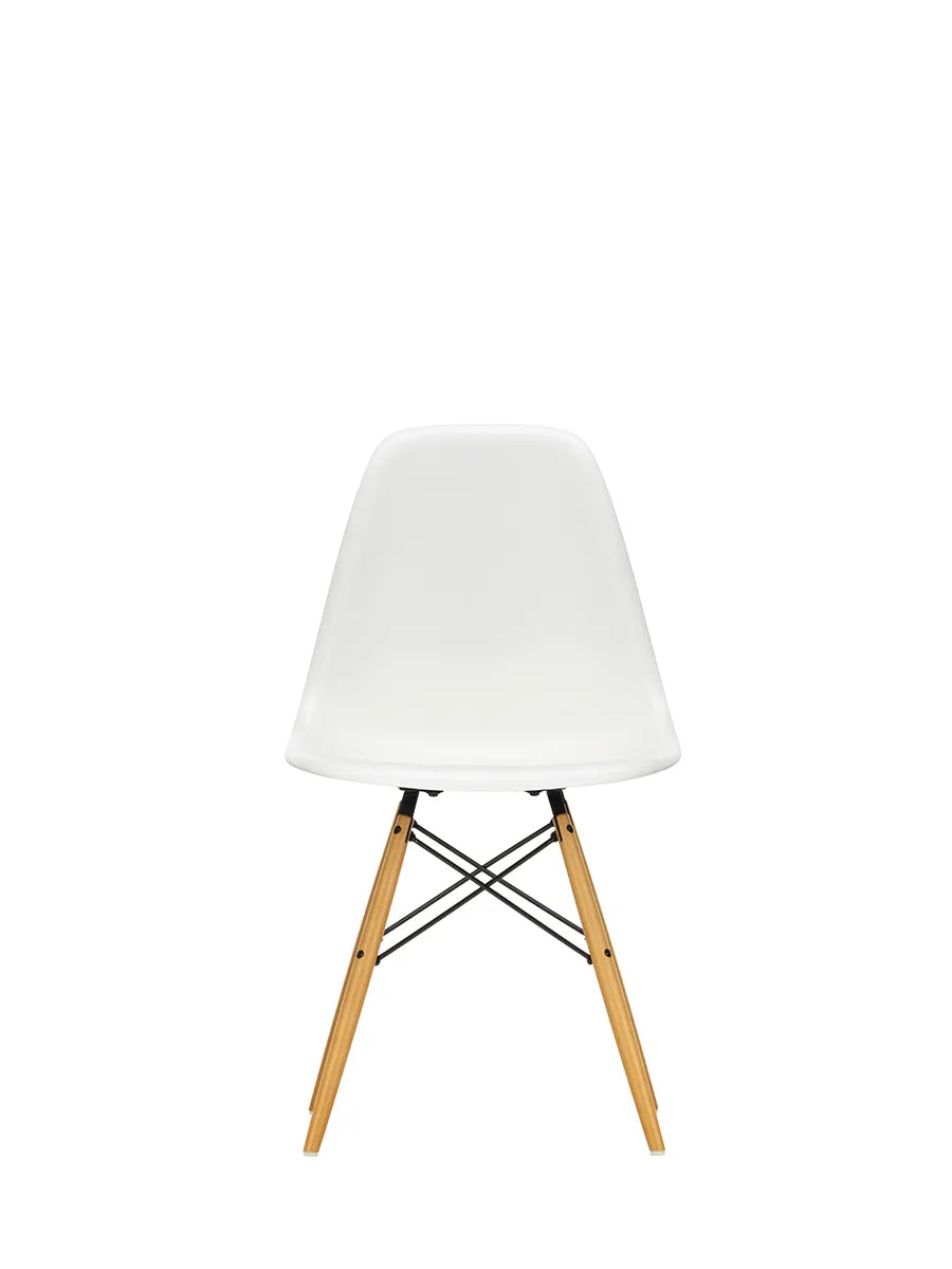 Eames Plastic Side Chair DSW, ahorntræ fra Vitra - White - Jacobsen Plus