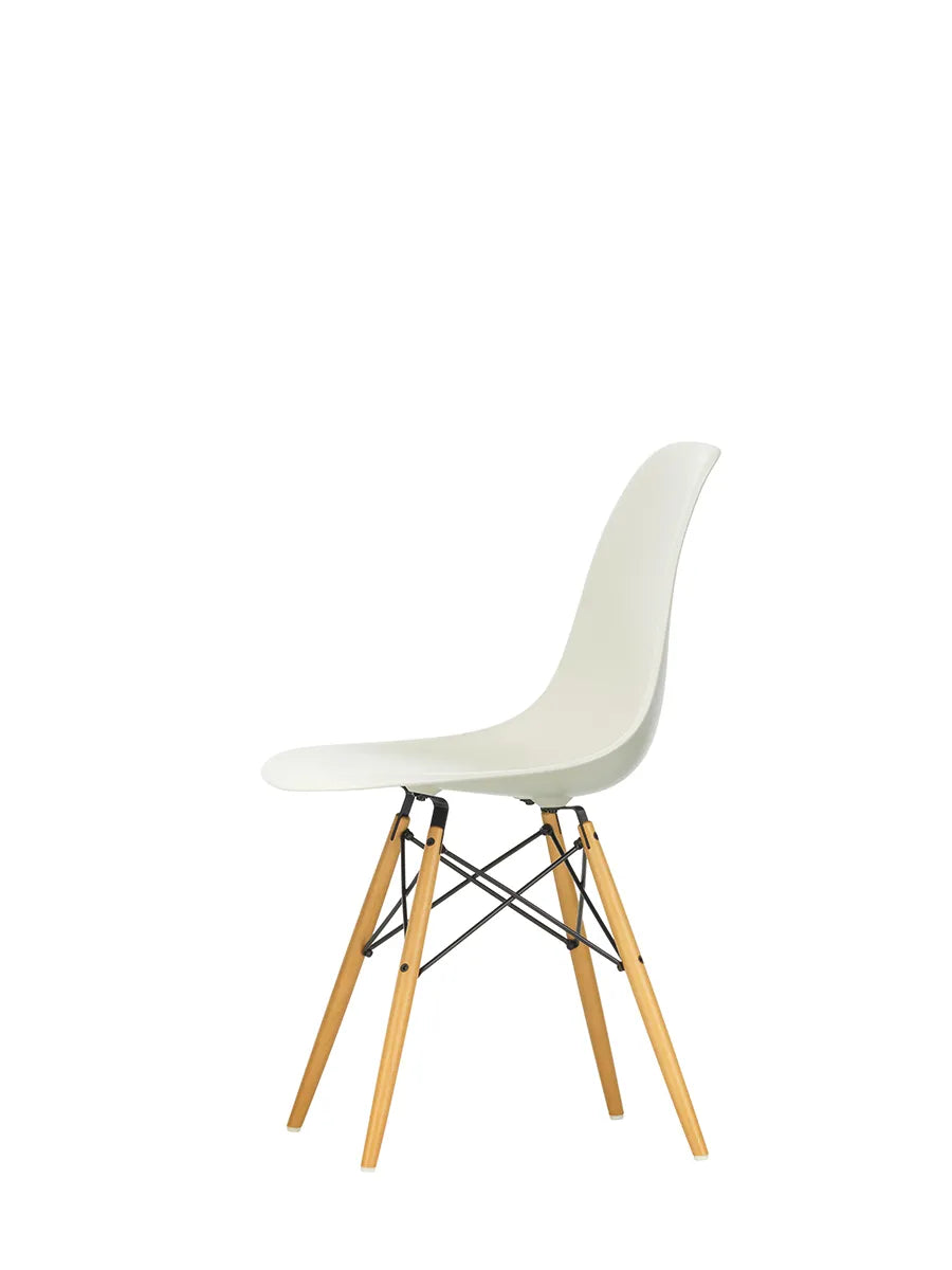 Eames Plastic Side Chair DSW, ahorntræ fra Vitra