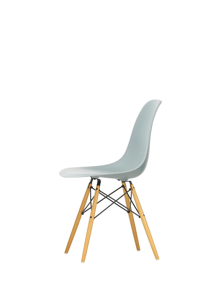 Eames Plastic Side Chair DSW, ahorntræ fra Vitra