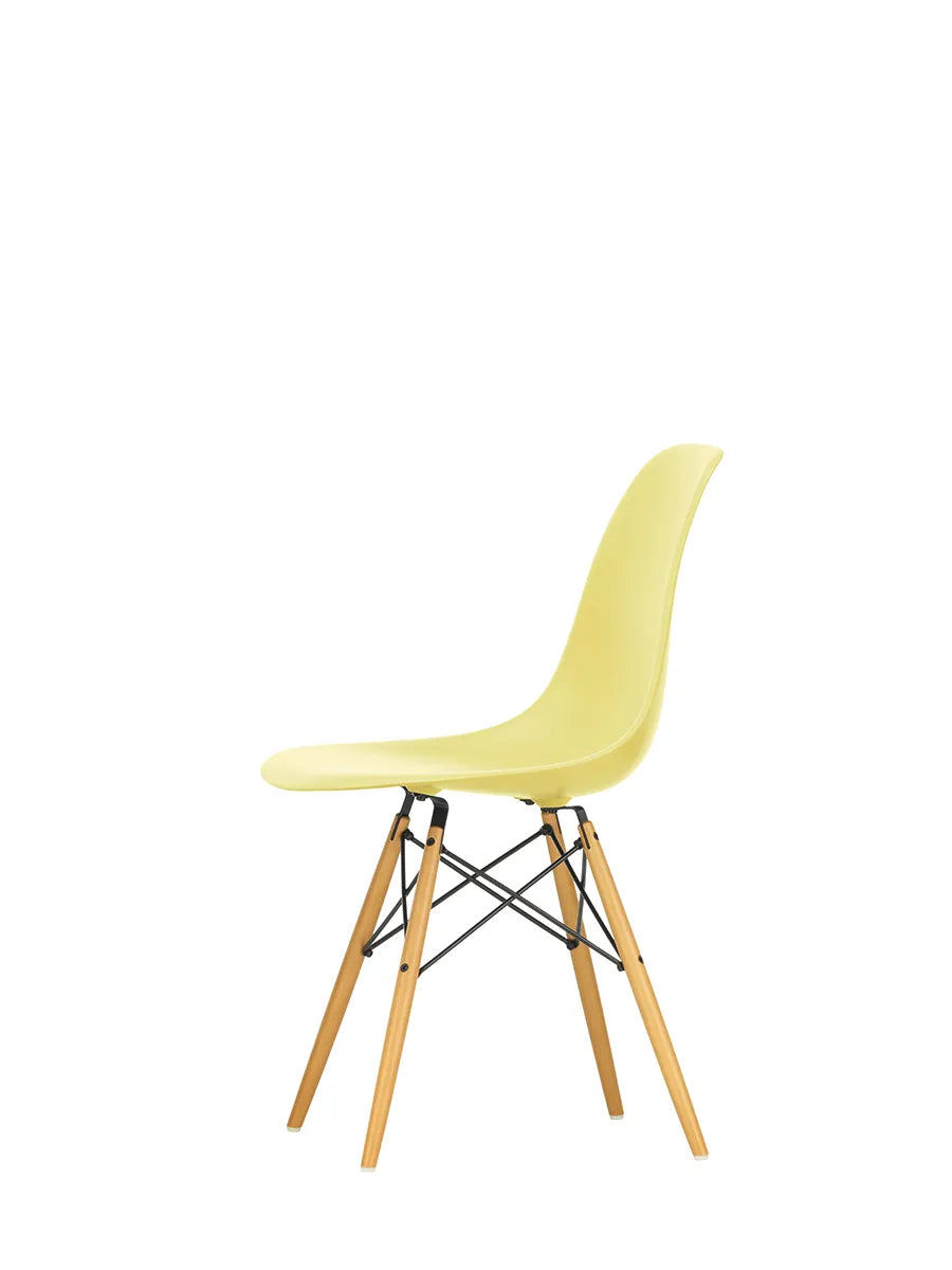 Eames Plastic Side Chair DSW, ahorntræ fra Vitra