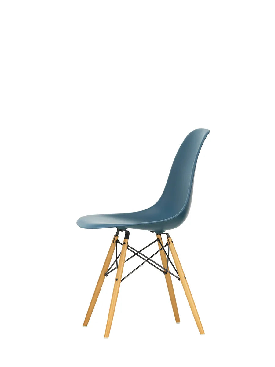 Eames Plastic Side Chair DSW, ahorntræ fra Vitra