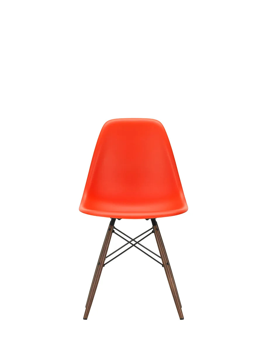 Eames Plastic Side Chair DSW, mørkbejdset ahorntræ fra Vitra - Poppy red - Jacobsen Plus
