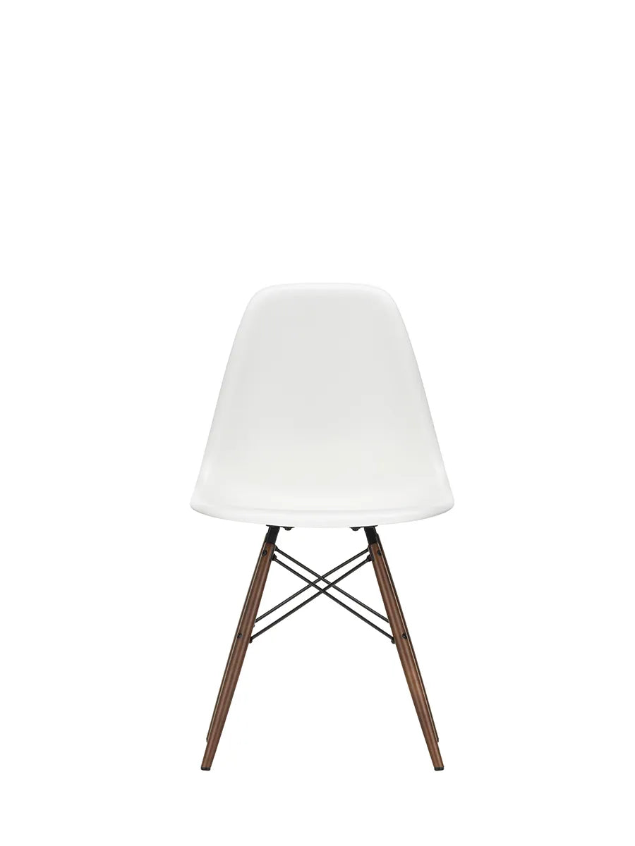 Eames Plastic Side Chair DSW, mørkbejdset ahorntræ fra Vitra
