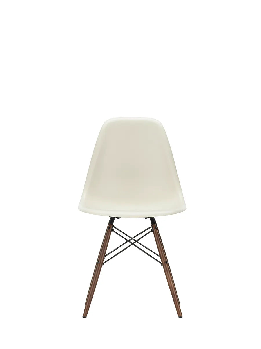 Eames Plastic Side Chair DSW, mørkbejdset ahorntræ fra Vitra