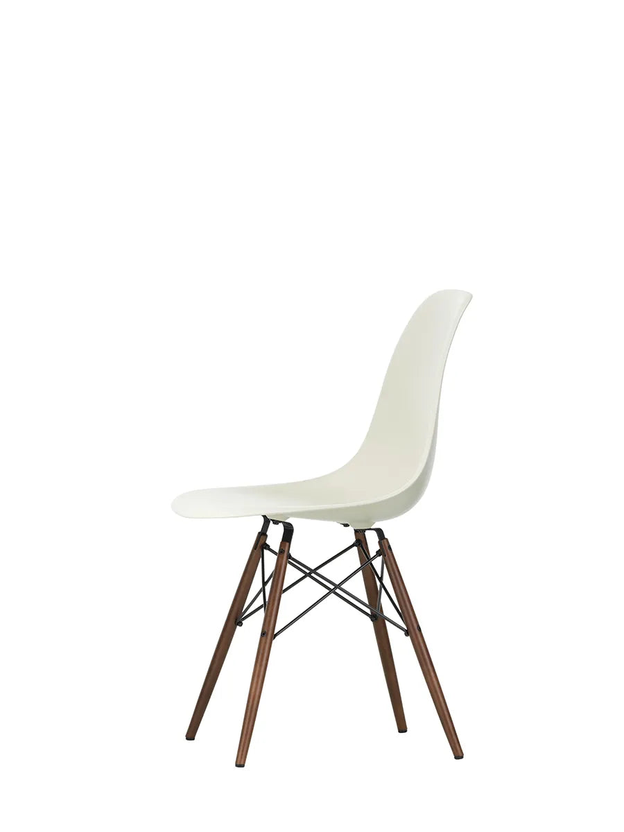 Eames Plastic Side Chair DSW, mørkbejdset ahorntræ fra Vitra