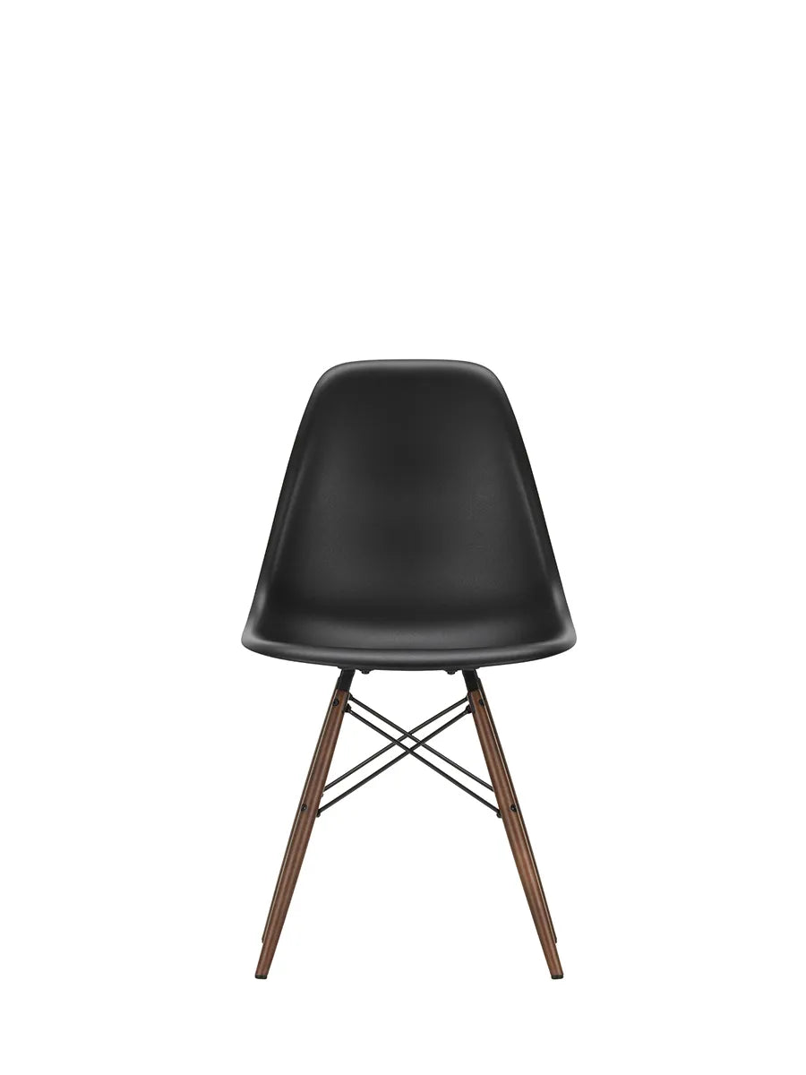 Eames Plastic Side Chair DSW, mørkbejdset ahorntræ fra Vitra