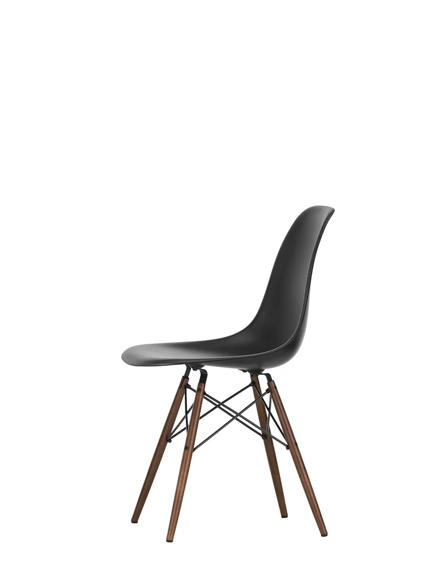 Eames Plastic Side Chair DSW, mørkbejdset ahorntræ fra Vitra