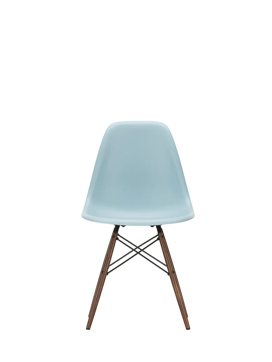 Eames Plastic Side Chair DSW, mørkbejdset ahorntræ fra Vitra - Ice grey - Jacobsen Plus