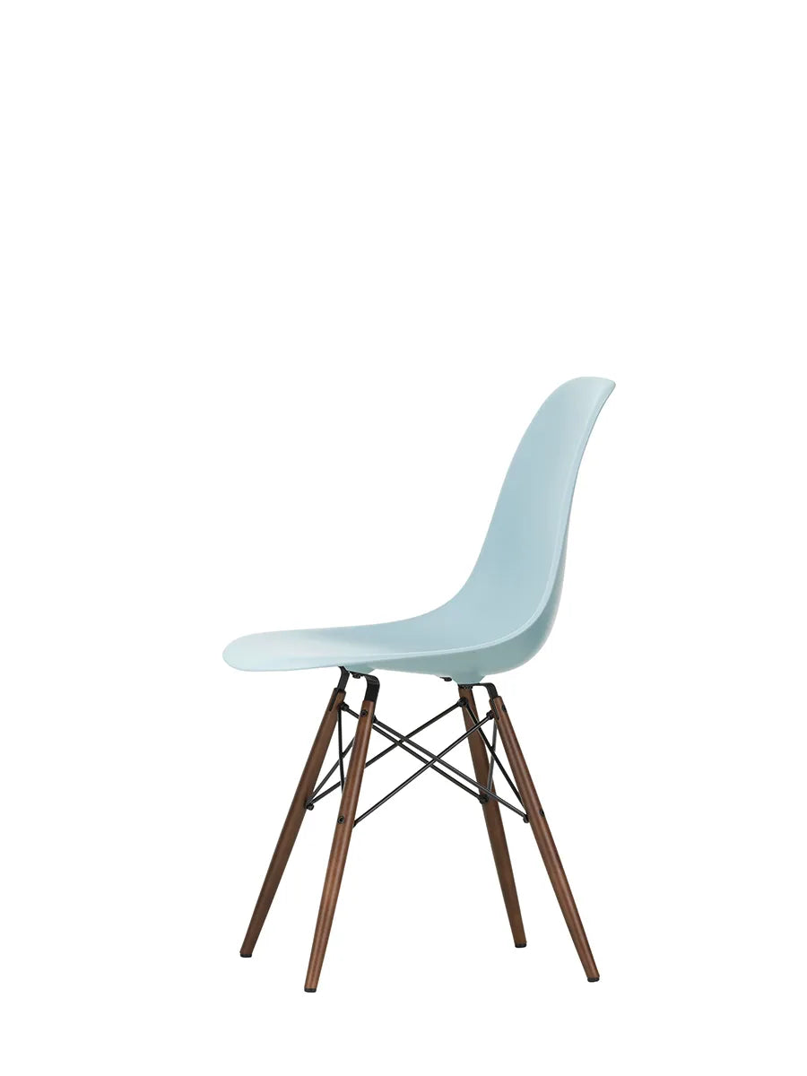 Eames Plastic Side Chair DSW, mørkbejdset ahorntræ fra Vitra