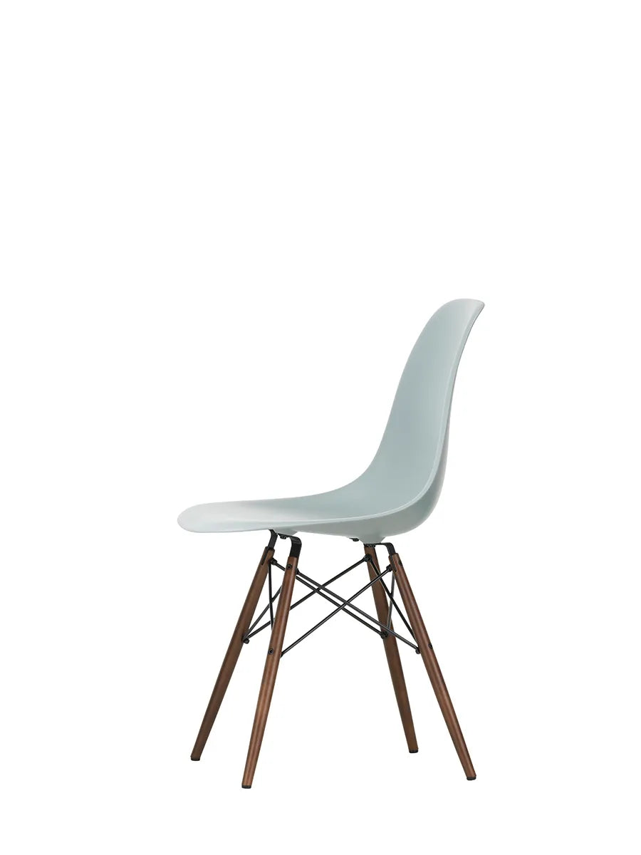 Eames Plastic Side Chair DSW, mørkbejdset ahorntræ fra Vitra