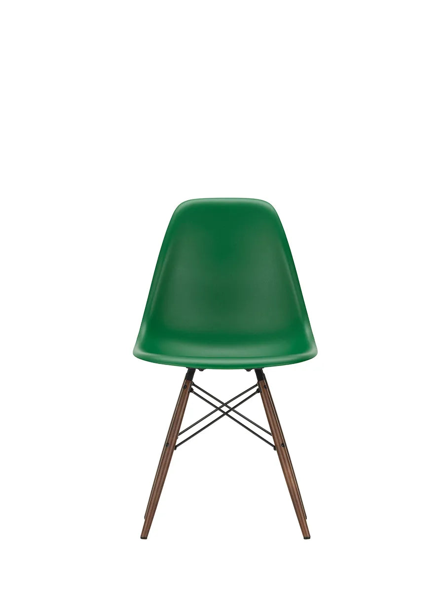 Eames Plastic Side Chair DSW, mørkbejdset ahorntræ fra Vitra