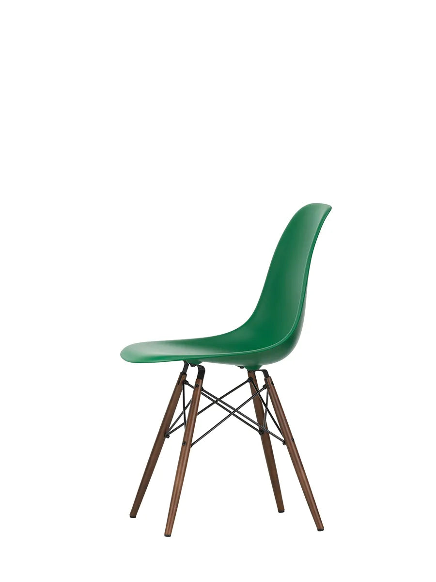 Eames Plastic Side Chair DSW, mørkbejdset ahorntræ fra Vitra