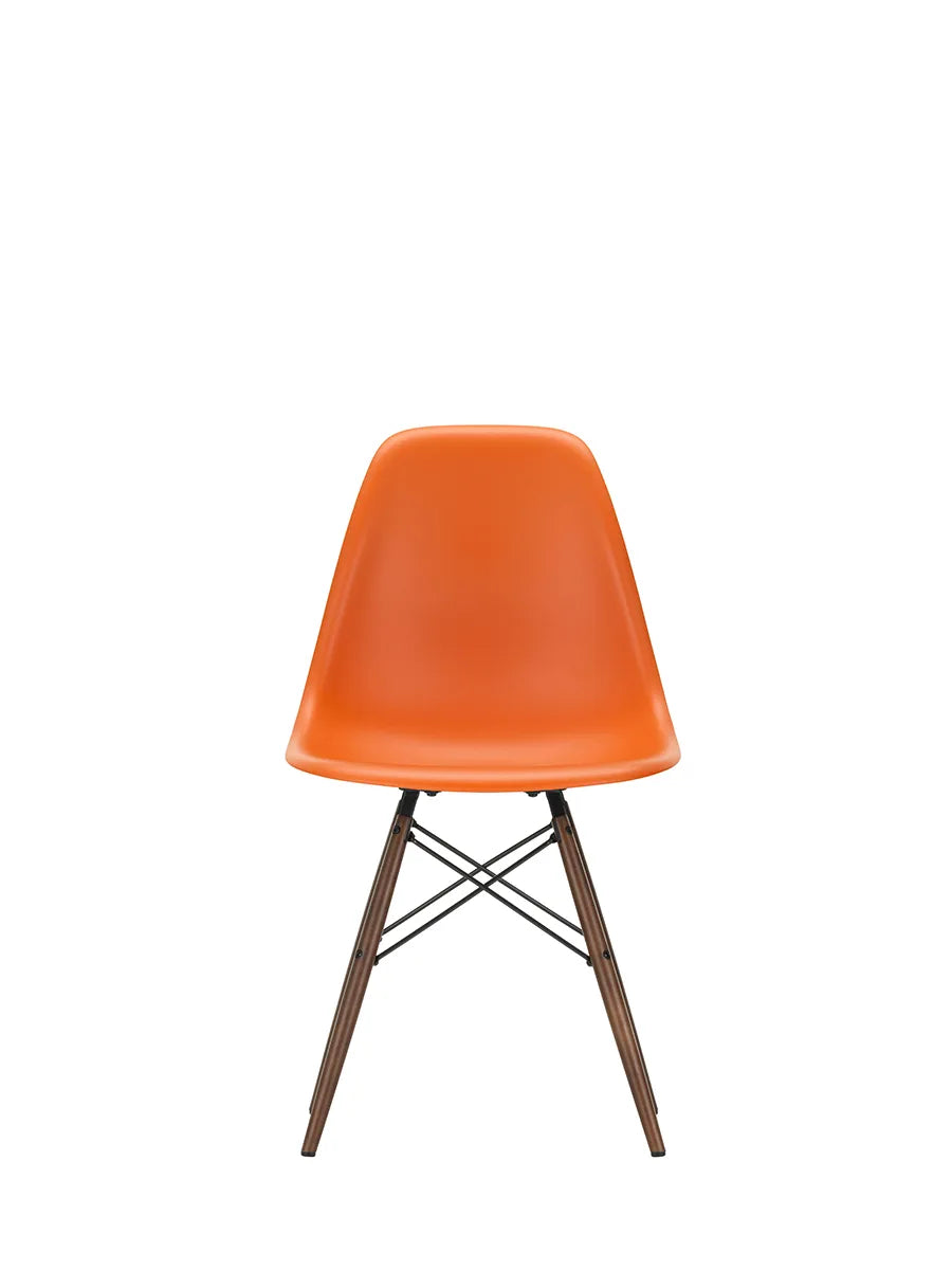 Eames Plastic Side Chair DSW, mørkbejdset ahorntræ fra Vitra - Rusty Orange - Jacobsen Plus
