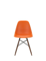Eames Plastic Side Chair DSW, mørkbejdset ahorntræ fra Vitra - Rusty Orange - Jacobsen Plus