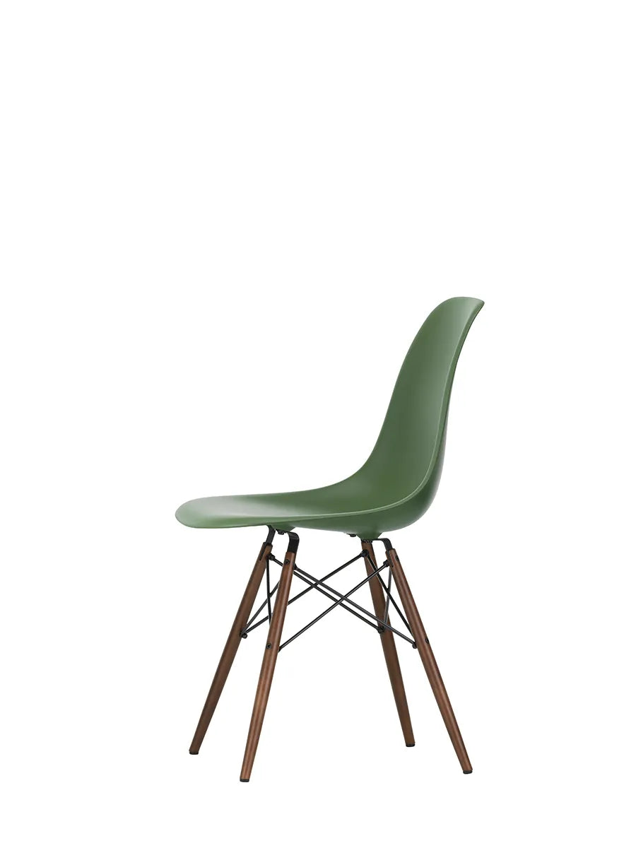 Eames Plastic Side Chair DSW, mørkbejdset ahorntræ fra Vitra