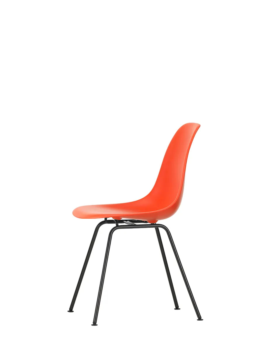 Eames Plastic Side Chair DSX, sort pulverlakeret fra Vitra