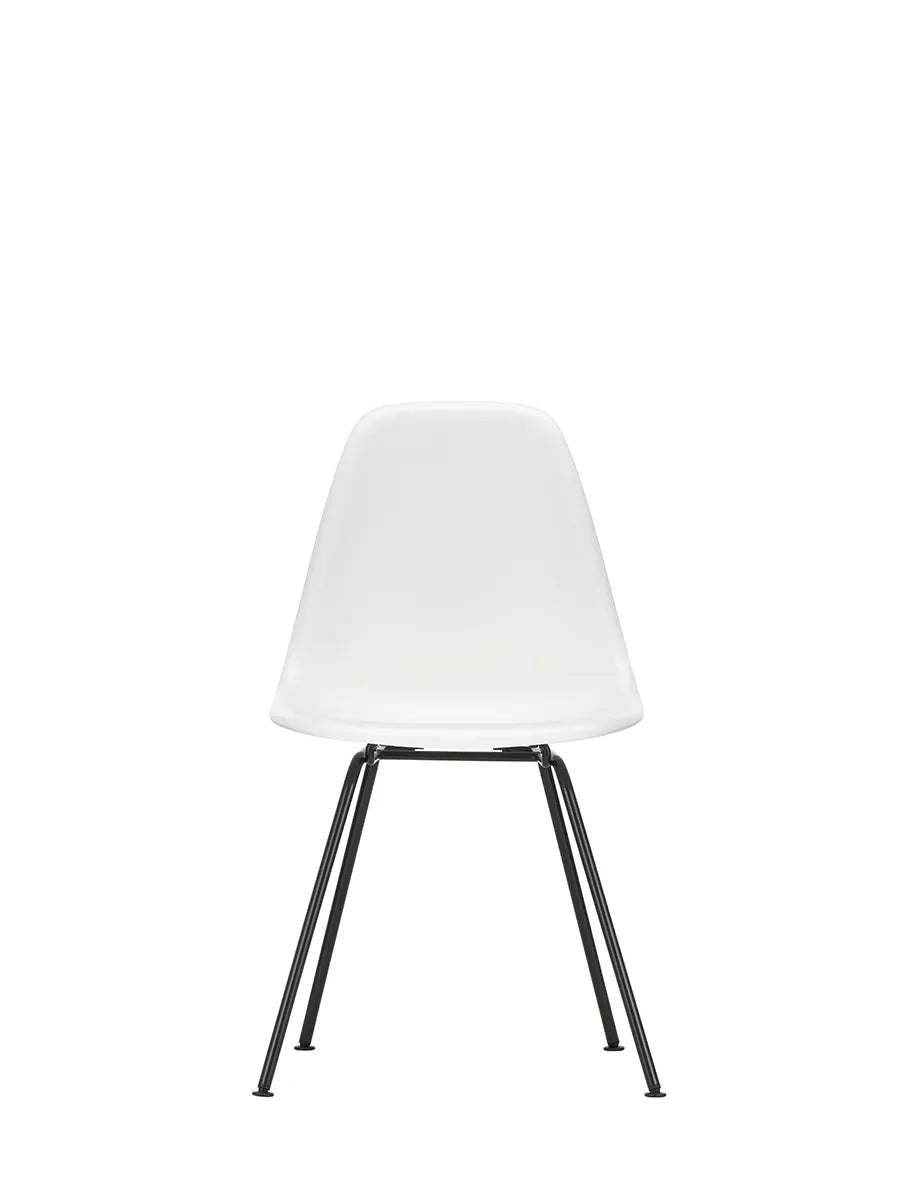 Eames Plastic Side Chair DSX, sort pulverlakeret fra Vitra