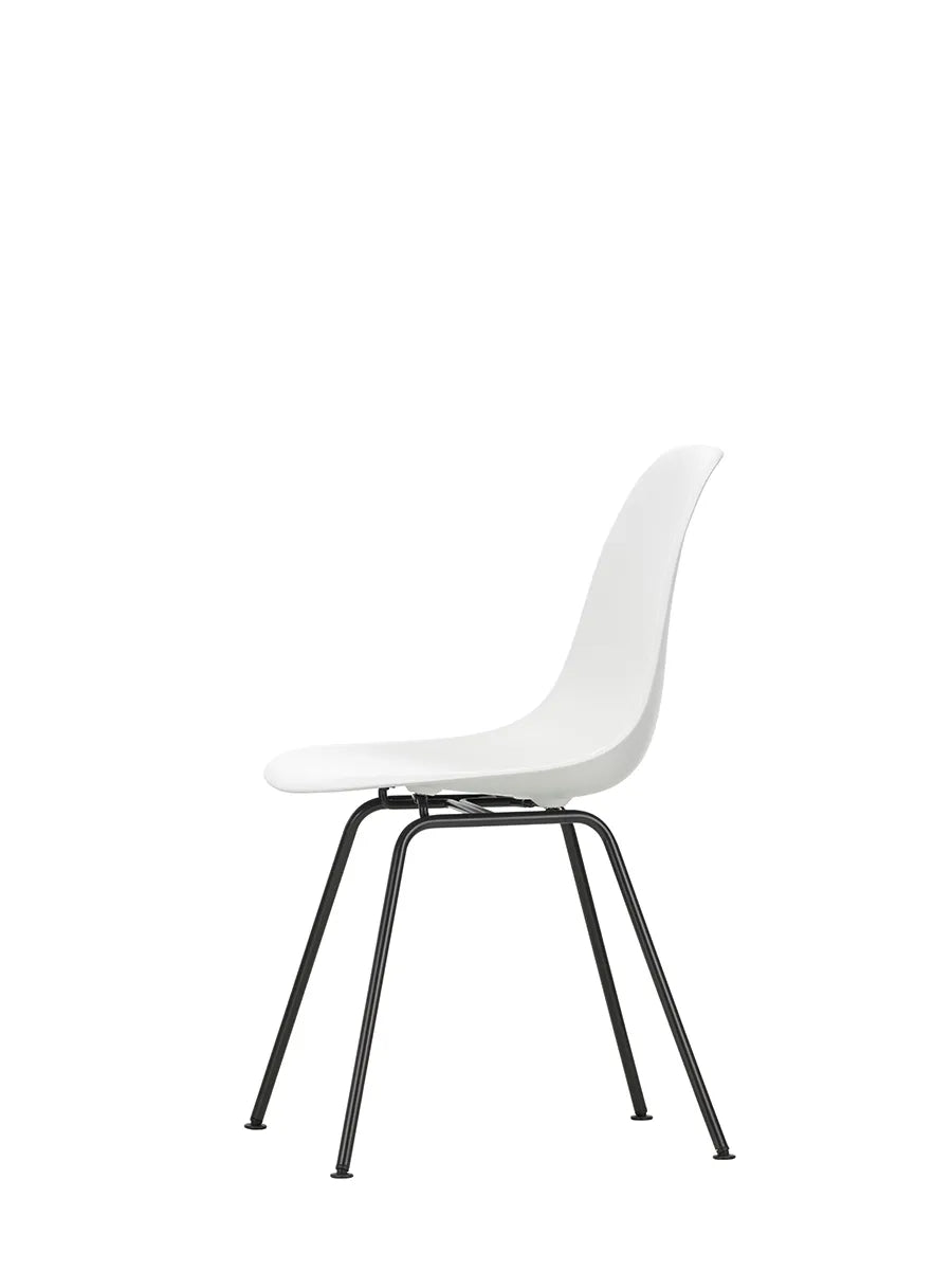 Eames Plastic Side Chair DSX, sort pulverlakeret fra Vitra