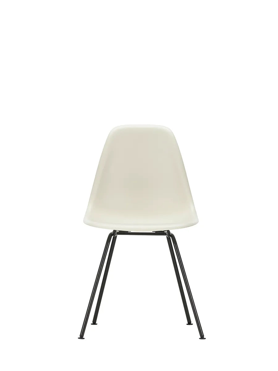 Eames Plastic Side Chair DSX, sort pulverlakeret fra Vitra