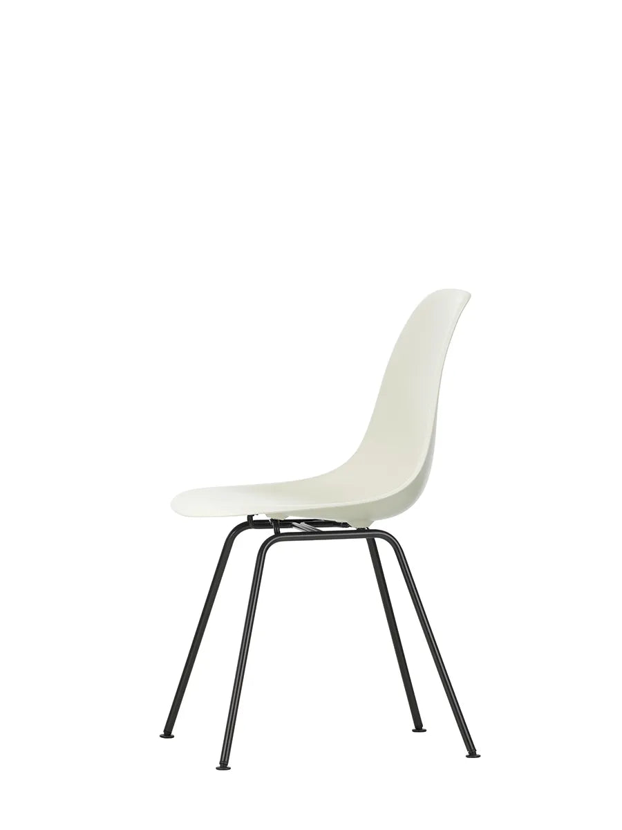 Eames Plastic Side Chair DSX, sort pulverlakeret fra Vitra