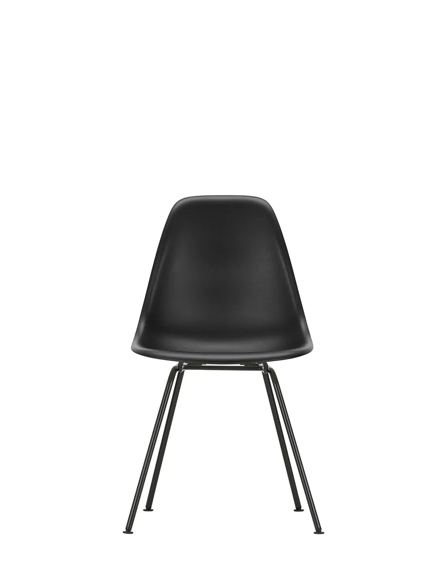 Eames Plastic Side Chair DSX, sort pulverlakeret fra Vitra