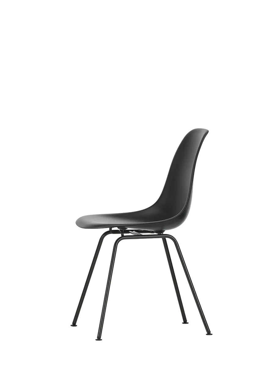 Eames Plastic Side Chair DSX, sort pulverlakeret fra Vitra