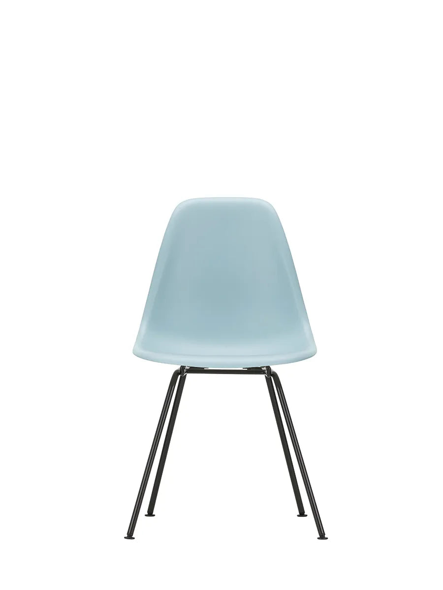 Eames Plastic Side Chair DSX, sort pulverlakeret fra Vitra