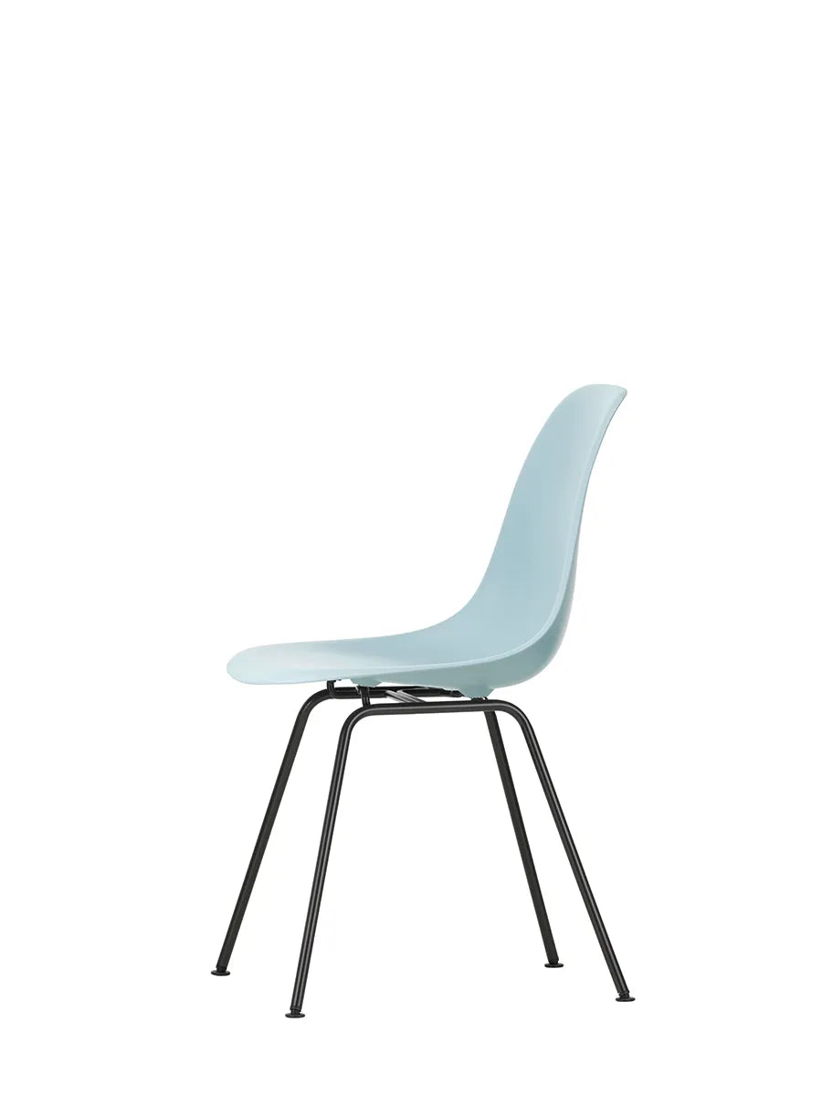 Eames Plastic Side Chair DSX, sort pulverlakeret fra Vitra
